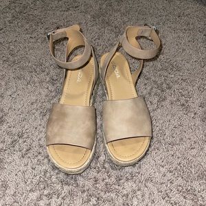 platform sandals size 7